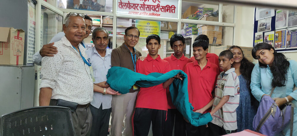 आपके कपड़े भले ही पुराने हो गए हों लेकिन वो किसी को नयी मुस्कान दे सकती है